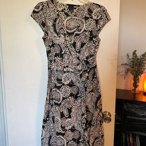 Adorable Tommy Hilfiger paisley print wrap dress